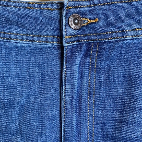 Free People High Waist Flared Jeans with Raw Hem in Stone Wash NWT Sz 26 - Picture 4 of 8